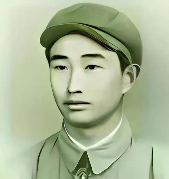 1943年，日军空袭时，18岁战士宋岭春仰面躲在草丛里，看飞行员探头出来，当敌机