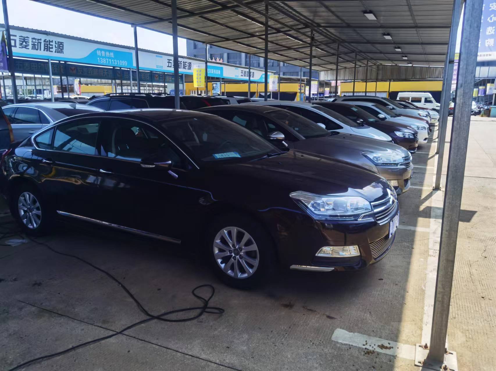 刚一家老小，特意从宜昌到武汉来看C5我们店有三台红色  2011年2.3 L  