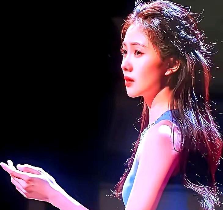 明星伴舞抢走主唱风头，这春晚名场面我真是头一回见。
你没看错，海来阿木唱歌时，所