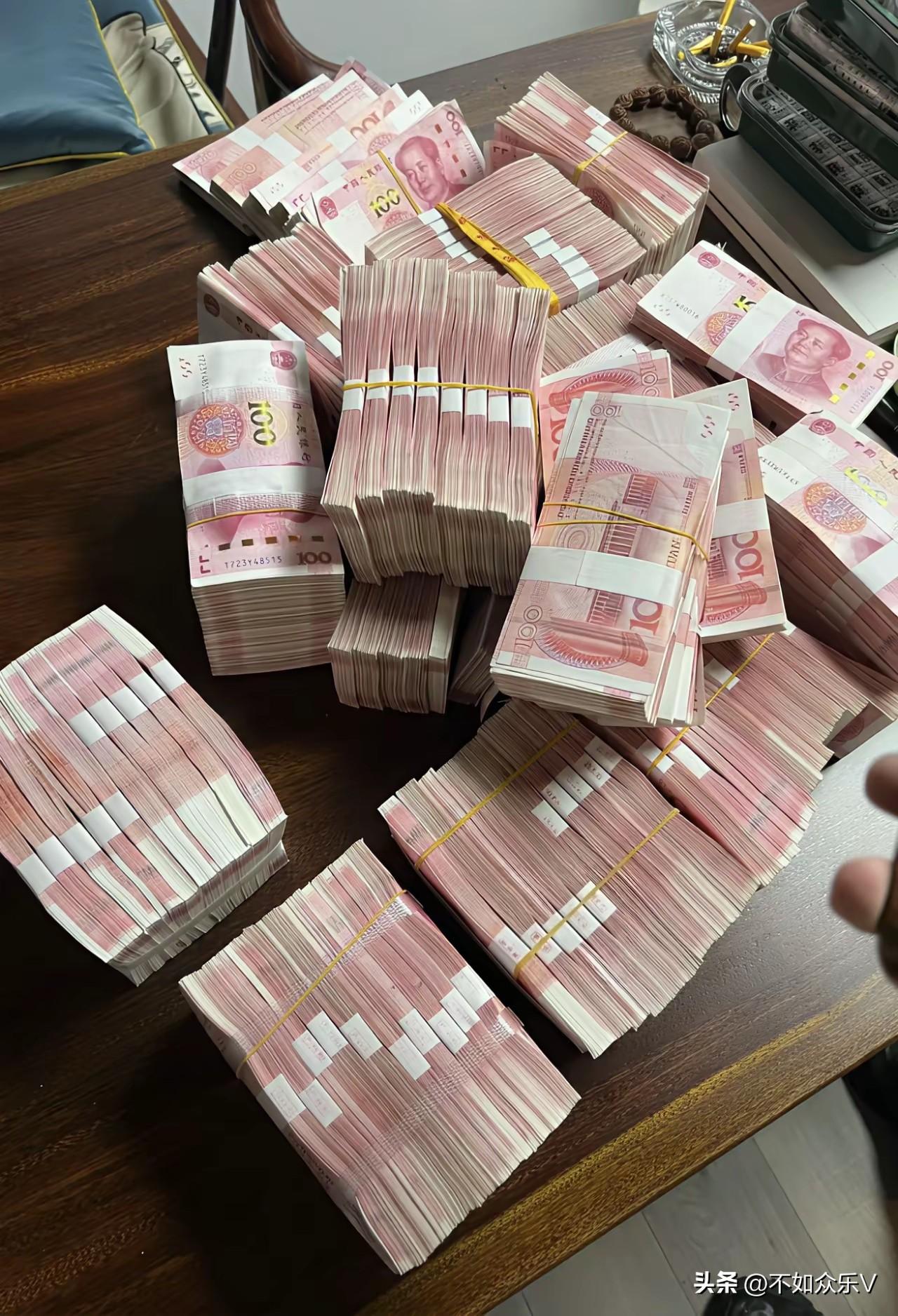 普通人存够100万，其实并不难！

很多人认为存100万很难，日常开销，买车买房