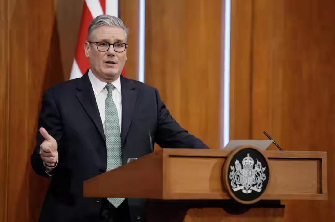 英国首相斯塔默抵达北京斯塔默这波操作绝非心血来潮，是英国对十年摇摆对华政策的彻底