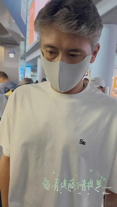 李乃文衣服脱线了哈哈哈哈李乃文笑鼠我了！李乃文的衣服脱线了衣服脱线了老师自己玩上