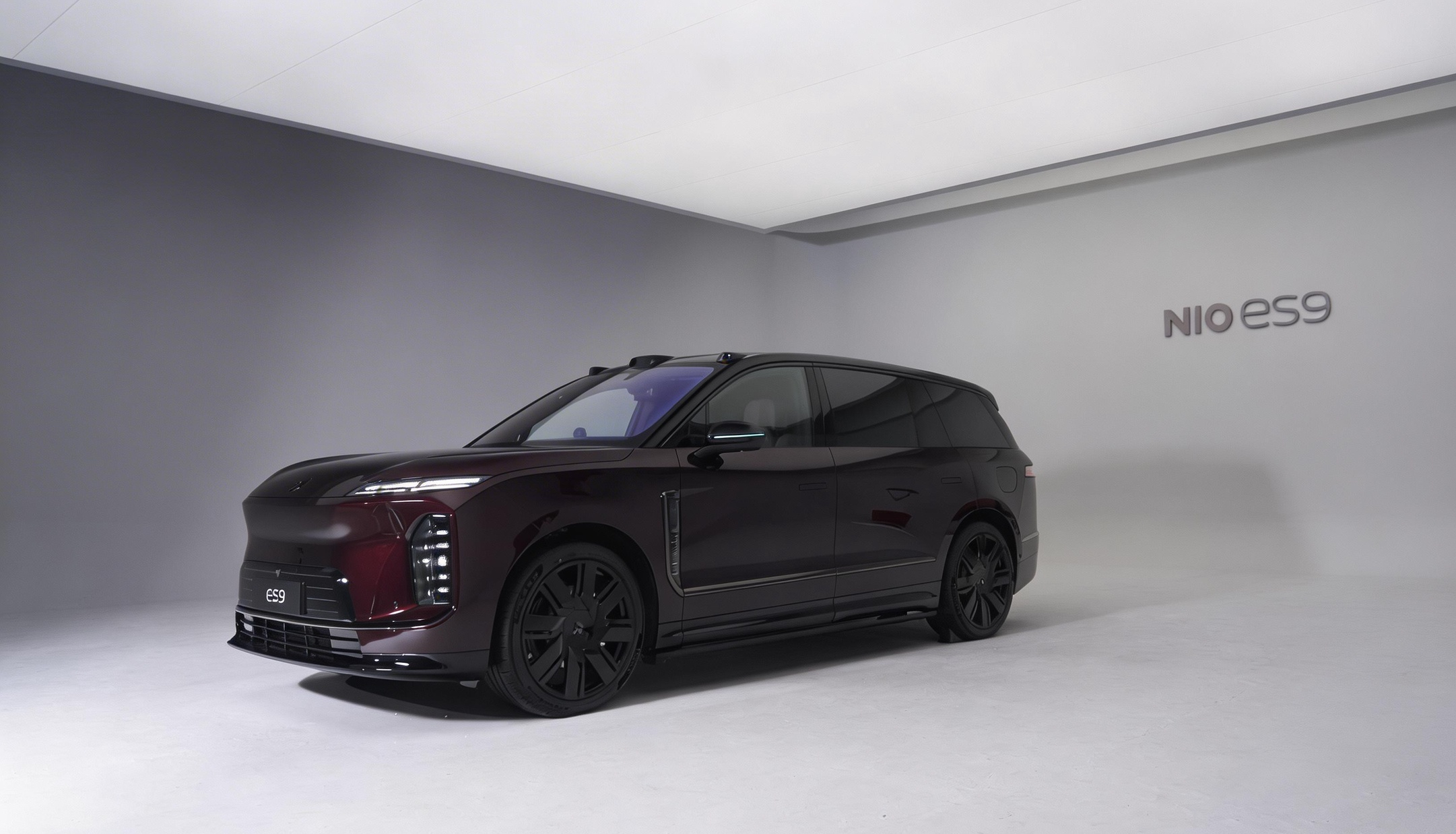 最近我们去拍了蔚来ES9，超过5.3米的车身尺寸，加上大量豪华元素外部设计，是真