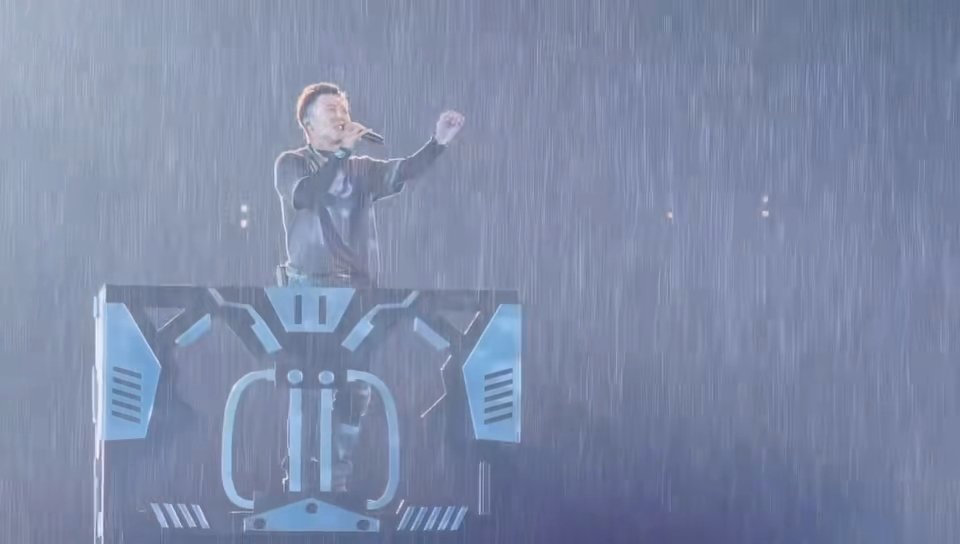 谢霆锋竟然点歌了 点歌环节变成一首叫《点歌》的歌，这种双关只有他想得出来。旋律缓