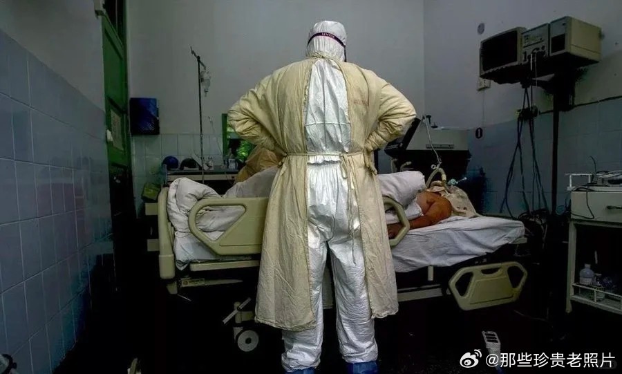 2003年，一名“非典”病人因抢救无效死亡，医生久久地站在病人遗体前，疲惫而沮丧