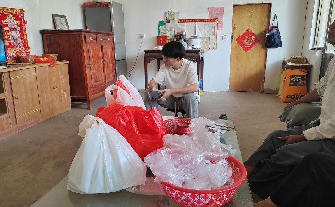 凌晨一点半才在机场外的小宾馆沾上枕头，这特种兵式的折腾到底图个啥？昨晚十点多落地