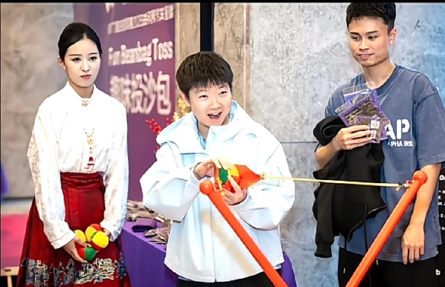 昨日参加重庆晚宴，
莎莎好开心呀！
她真的像个小朋友
一样没有任何包袱和压力，