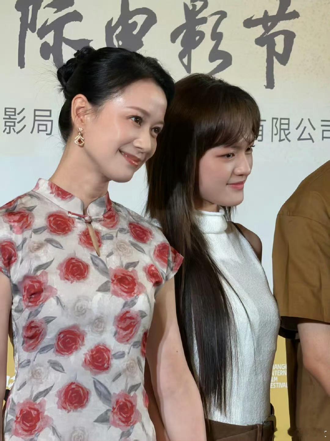 文淇倪虹洁内娱少见的活人感 倪虹洁完全没有前辈距离感，和文淇说笑打闹格外自然，这