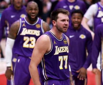 单论得分能力，詹姆斯的历届队友，你认为谁是独一档的存在？

⚡️韦德

🌟职业