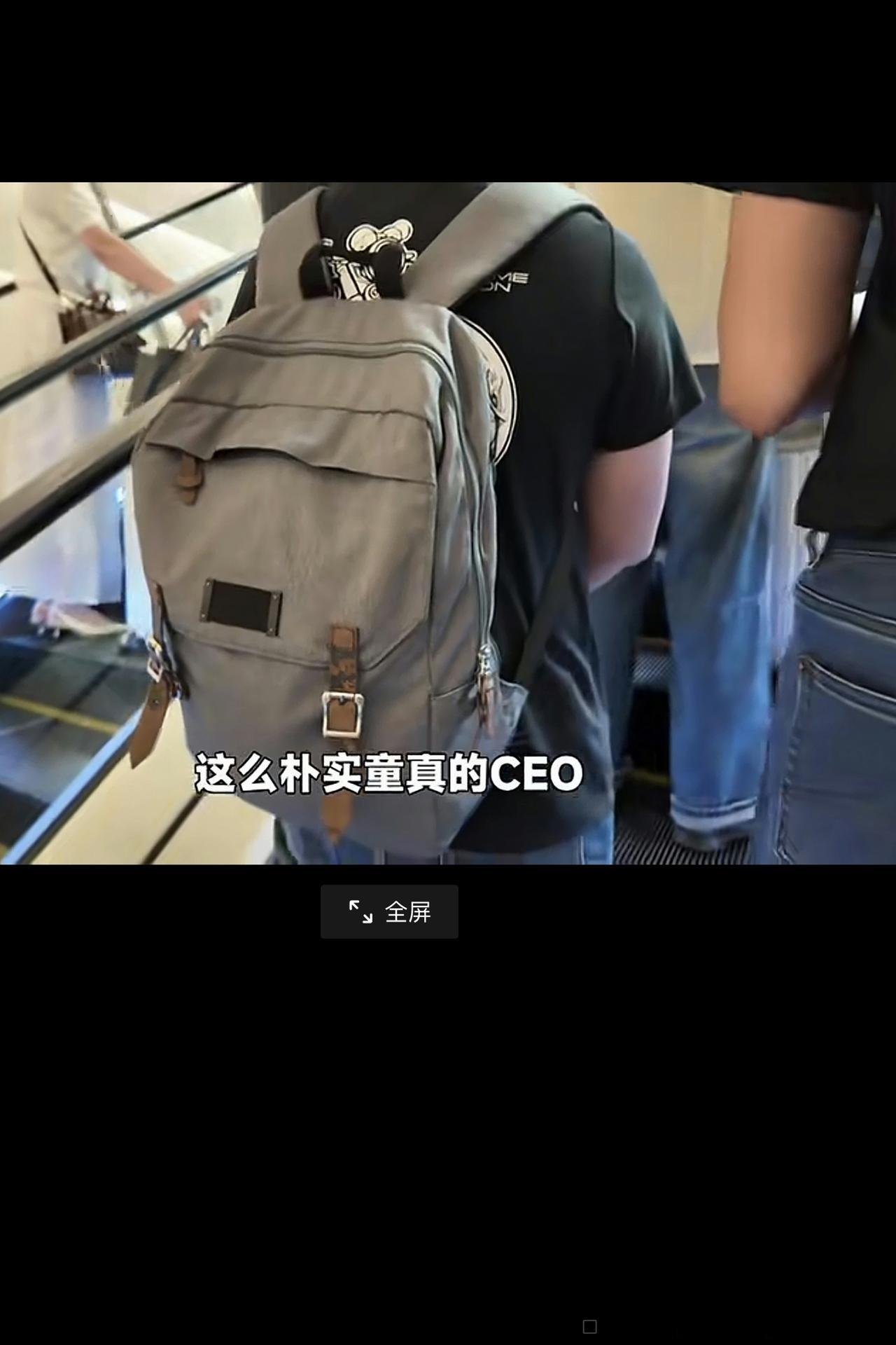 大家看看：张雪有多节省！
近日，“张雪机车”创始人张雪乘飞机去外地开会，有三个小