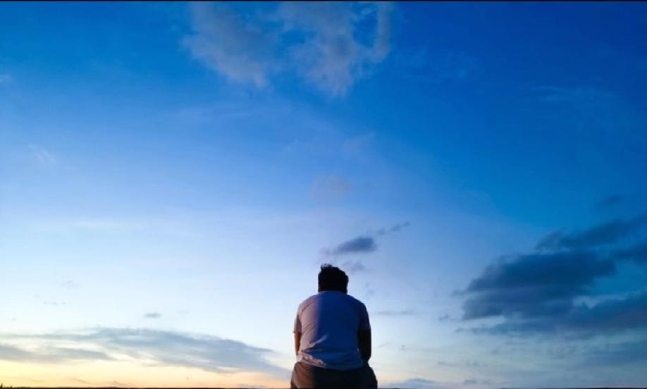 老李早上来上班时，走的匆忙，把手机落家里了。我们笑他不经常回家，回家一次就迷糊。