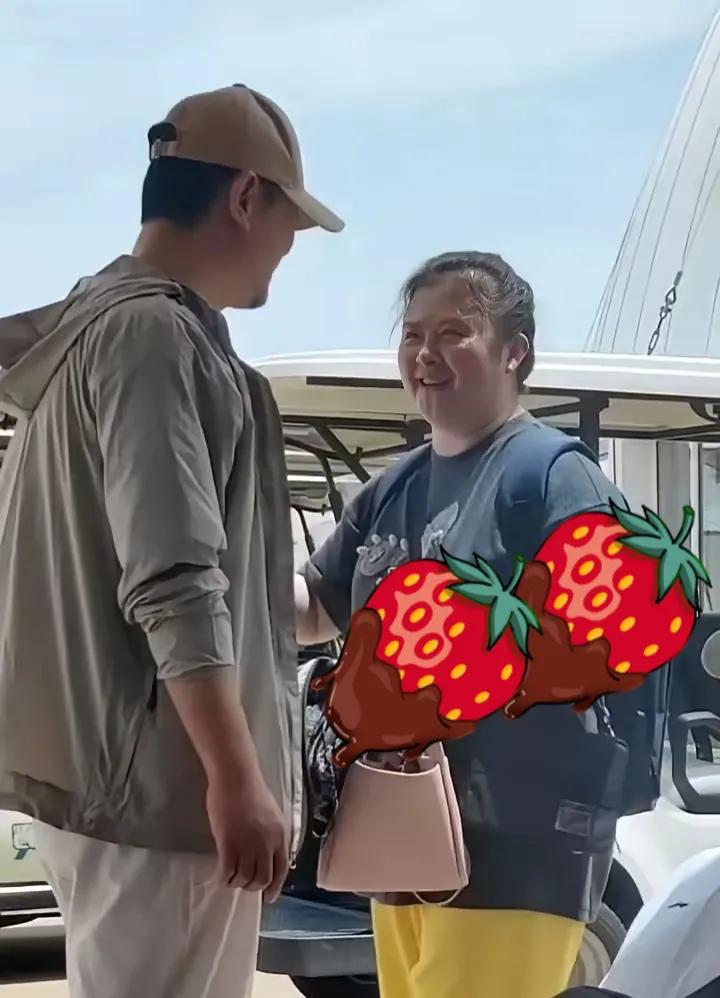 #沈腾一家三口度假# 
近期，沈腾一家三口外出游玩，有人惊讶沈腾老婆王琦胖了很多