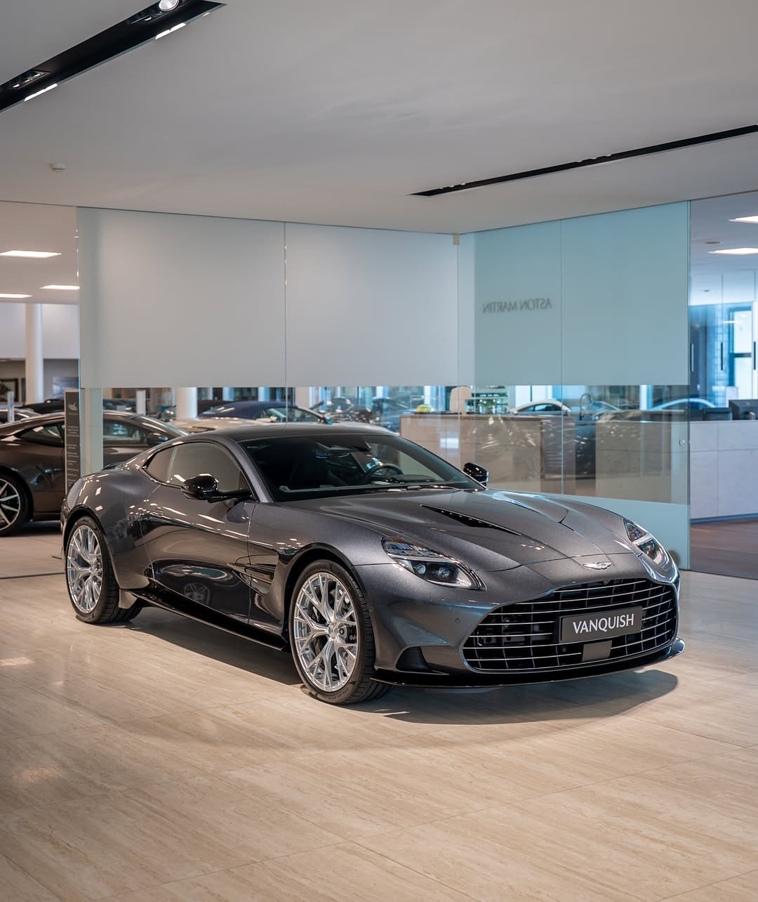 这款Vanquish采用了氙光灰色，配以21英寸液银Y型轮毂。• Vanquis