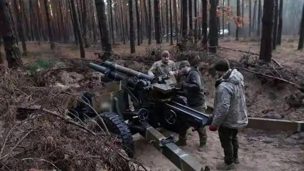 乌军战场上疯狂使用榴霰弹！这种弹药一旦空爆，成片人员根本无处可躲，战争之下平民又
