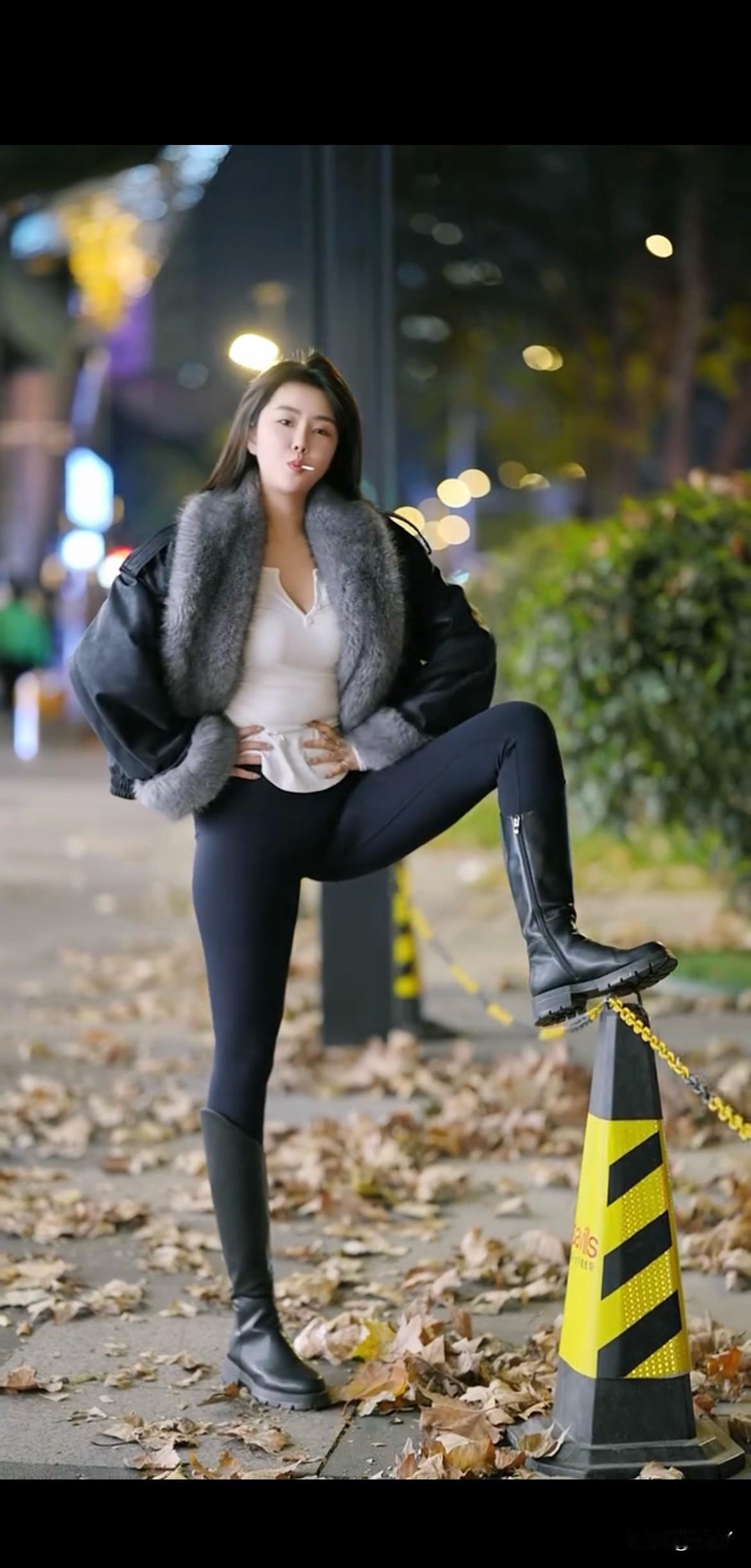 秋日街拍，时尚穿搭，自信满满！上联：有缘千里来相会；诚邀下联 分享一张你认为最美