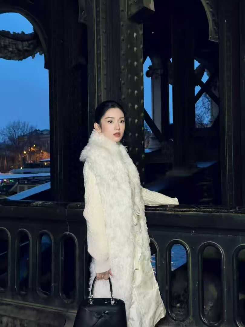 周也周也在巴黎的满分女我家满分女的花絮时间美到我睁不开眼周也巴黎花絮时间