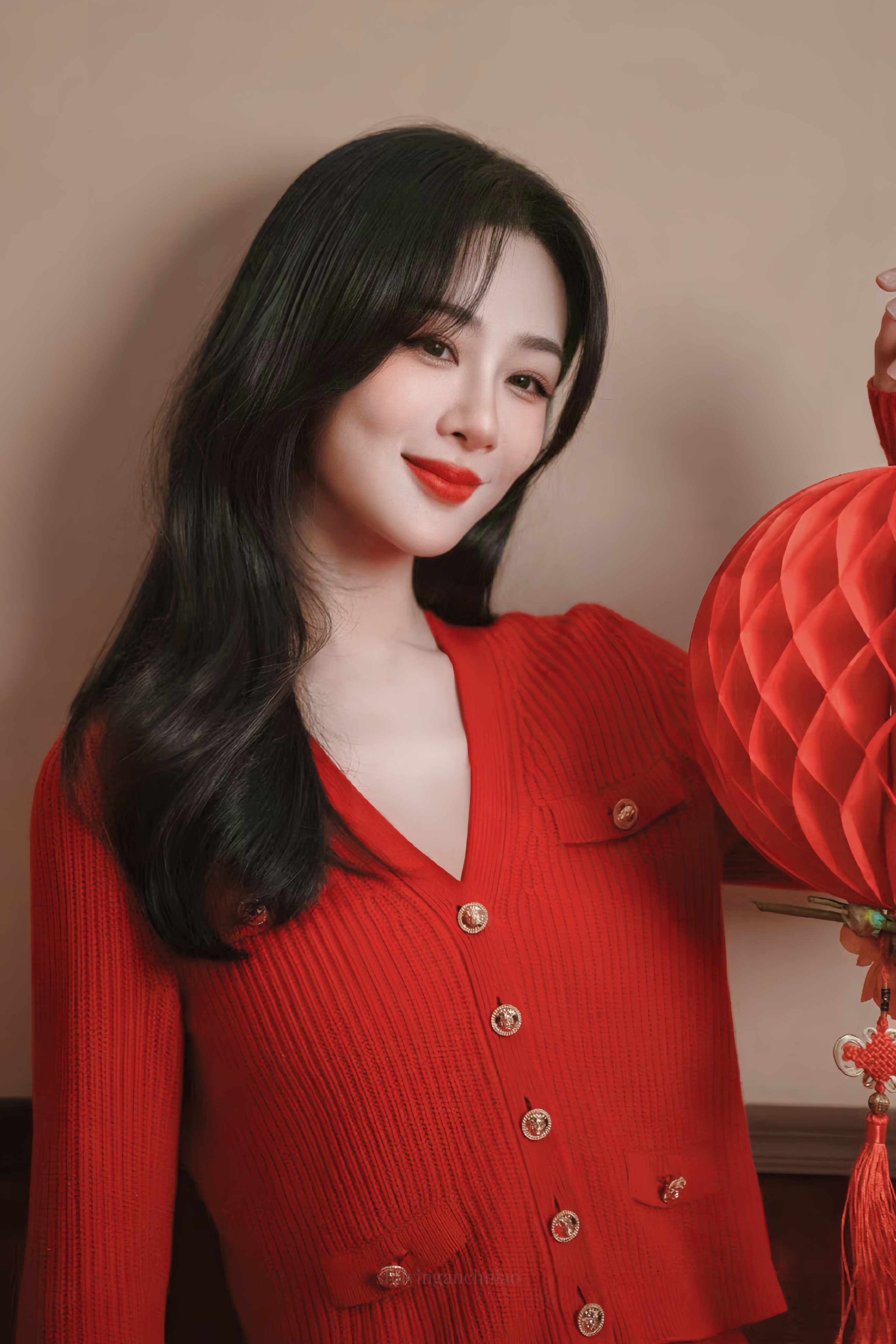#杨紫新年红妆# |#杨紫何惟芳# 红红火火 喜气洋洋[哇]愿你旅程坦荡, 衣襟