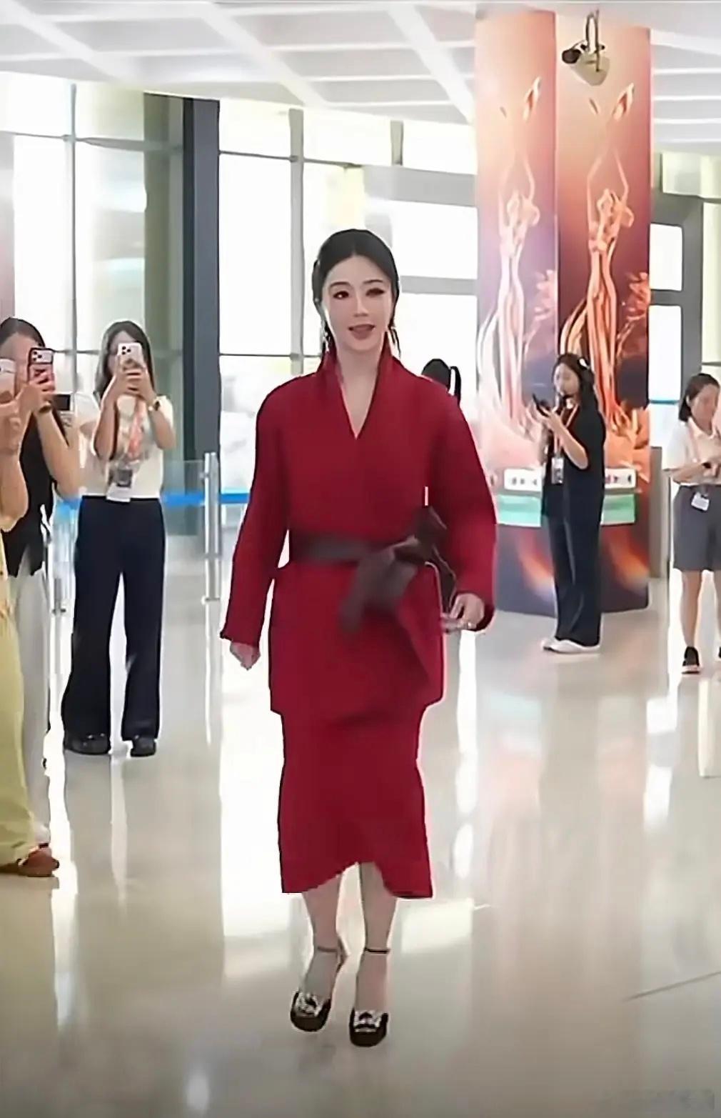 杨紫这衣服丑就算了，还好压身高啊 ​​​