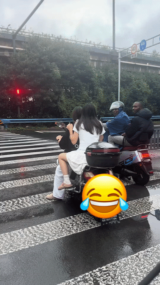 两名女孩在十字路口等红灯的时候，意外偶遇两个黑人男子。
这俩女孩竟然主动和他们搭