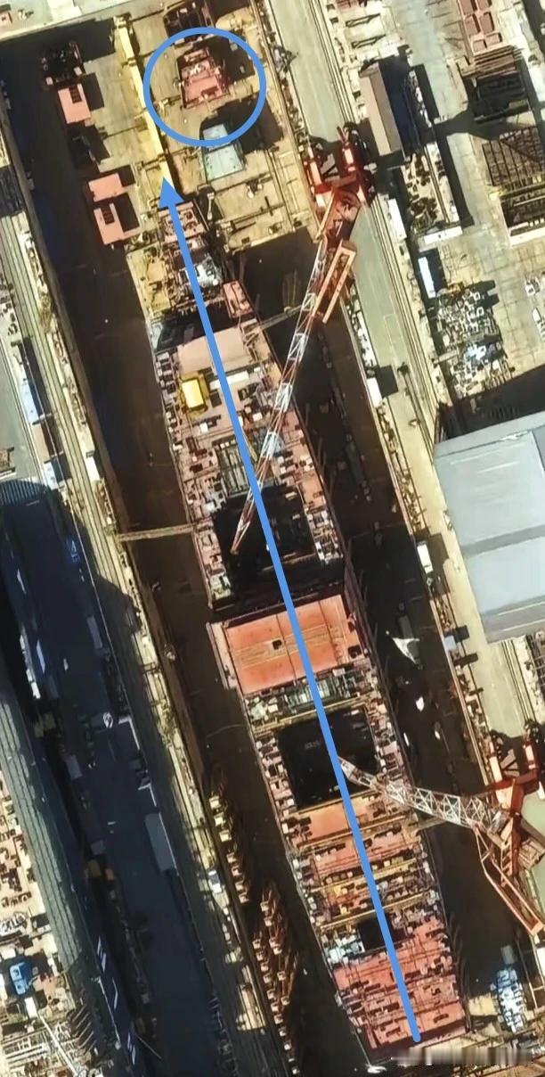 新舰水线主体模块基本上合拢了，还差舰首部分两个模块还没有到位，
目前主流推测总体