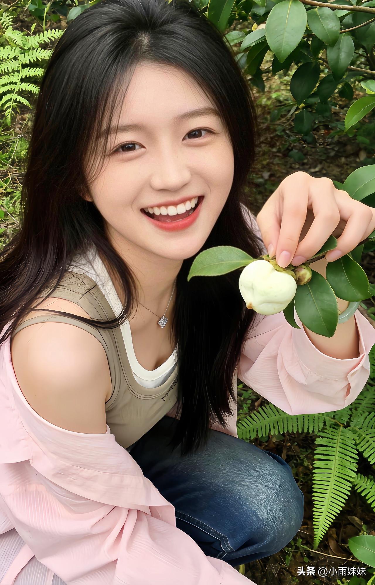 想做花，便肆意绽放，管它是娇艳欲滴的玫瑰，还是默默无闻的路边小野花，开得畅快淋漓