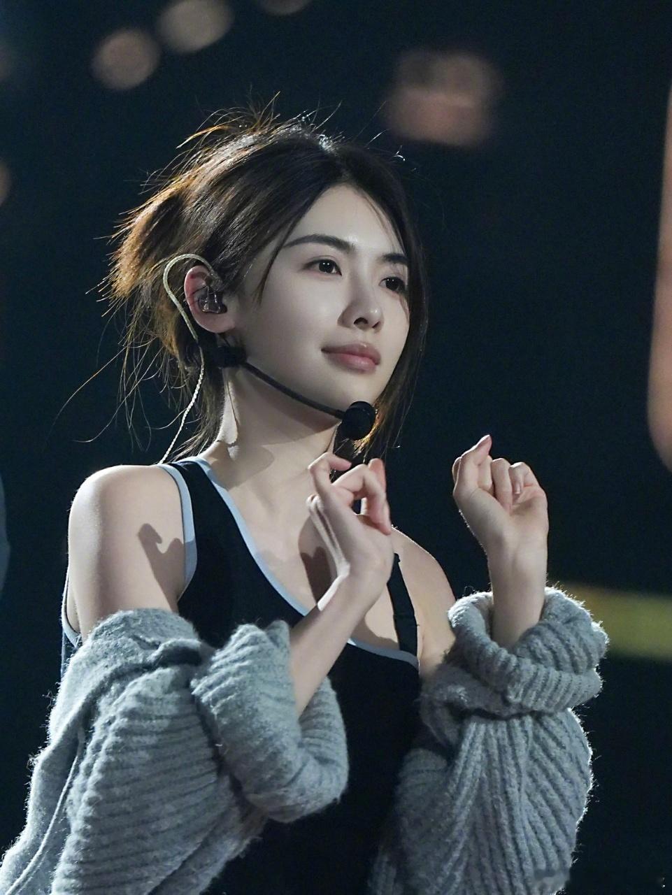 钟雅婷首登湖南卫视跨年彩排照先到。舞台灯光和舞蹈动作已经对齐，期待用舞台感与现场