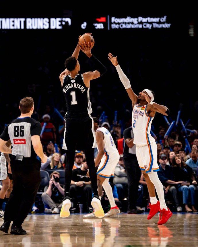 马刺三杀雷霆，或许要把雷霆逼上另一条路了！

作为卫冕冠军，在半个月之内被同一支