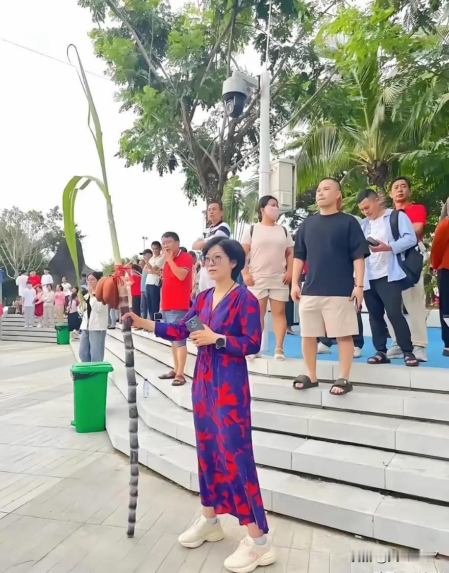 今天是高考第一天，每年这个时候，必然有许多家长弄出各种奇葩的事儿，据说最近紫内裤