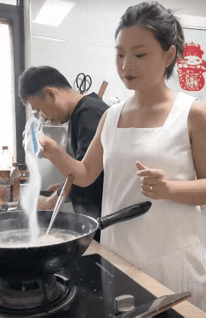 和闺蜜一起下厨，做一顿温馨的家常饭。