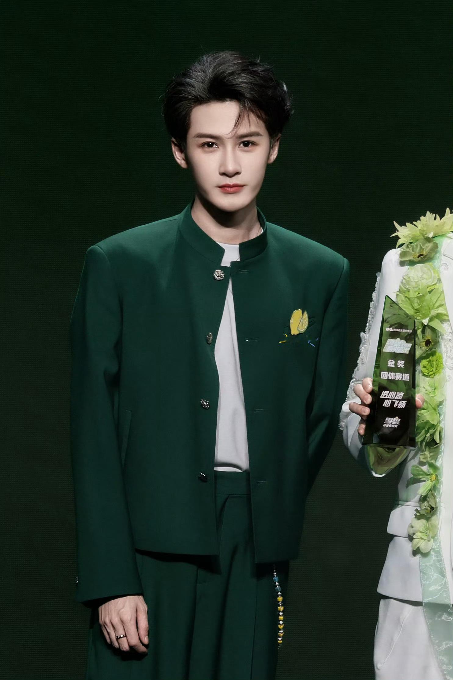 檀健次[超话] 檀健次是很有力量的全能艺人，荧幕里能演绎万千人物，舞台上尽情释放