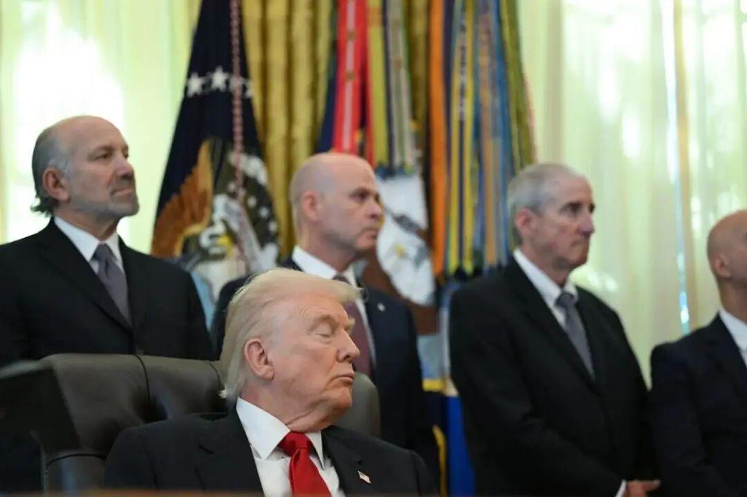 周四在椭圆办公室举行的新闻发布会上，特朗普似乎在打瞌睡，这引起政治分析人士和网络