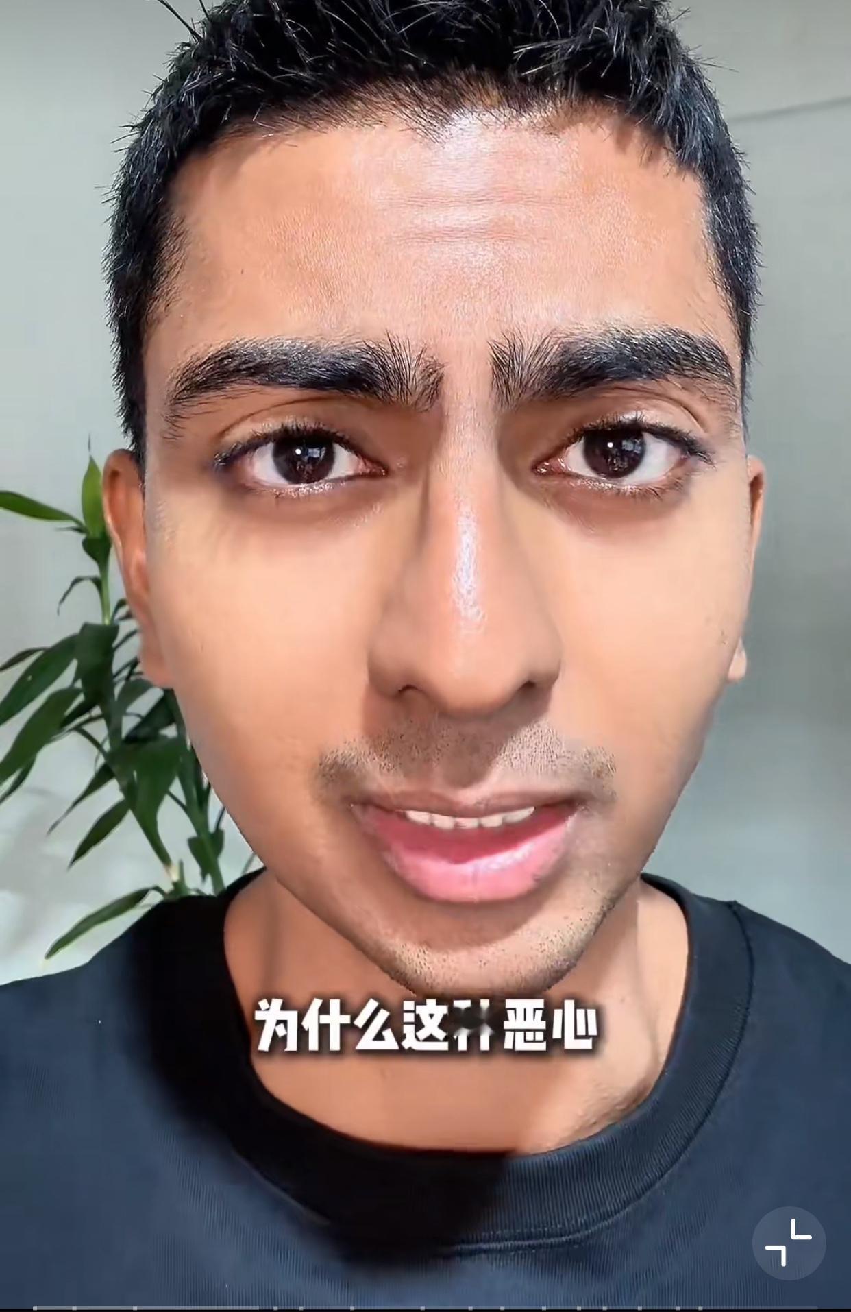 来看看印度人自己解释为什么他们喜欢到处大小便！
这印度小哥他首先是直接承认了这个