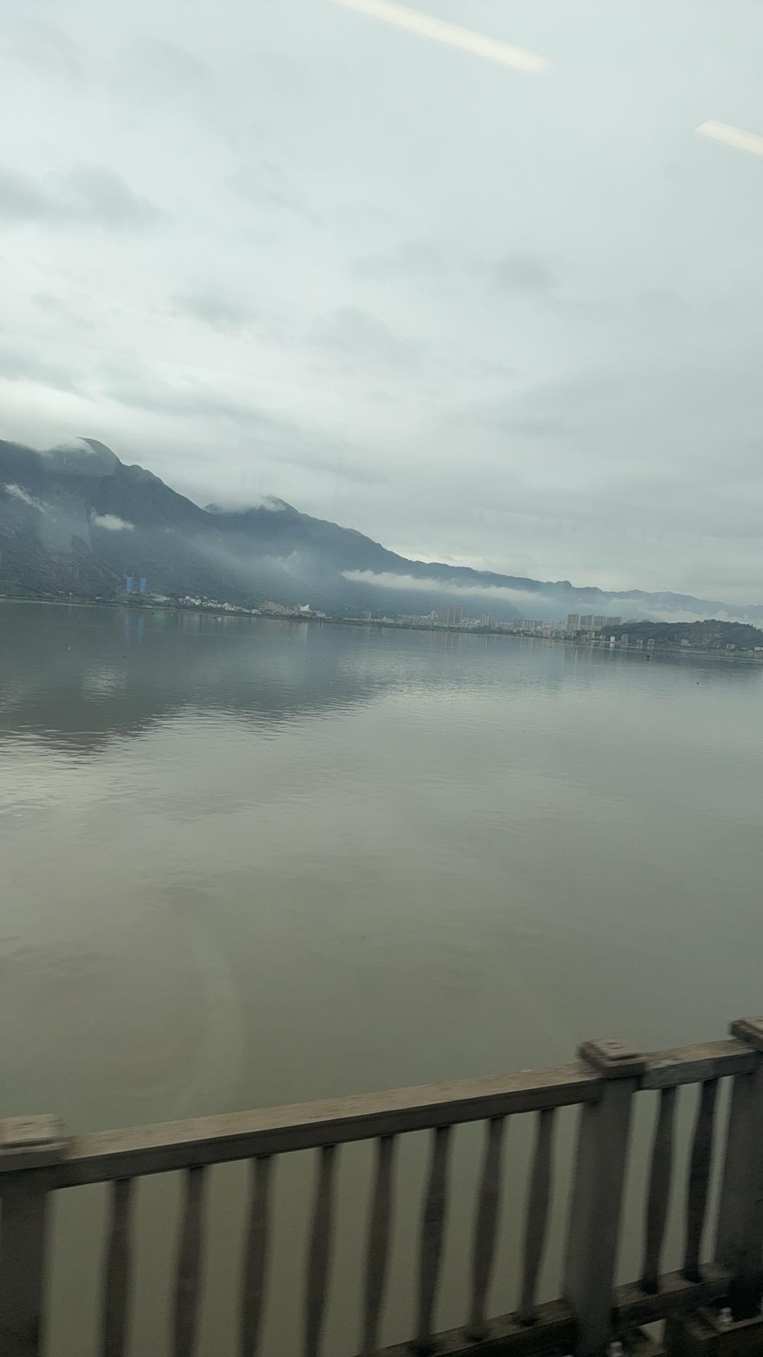 外卖骑手下班途中撞伤行人，赔偿责任需分情况认定。若骑手仍穿着工装、使用配送车辆，