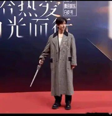 这两个人共享衣橱啊 右边是乐乐 