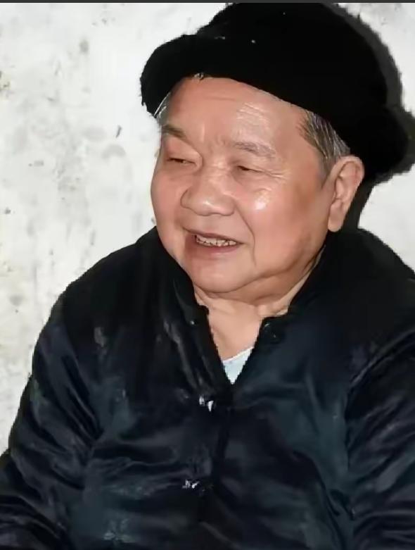 她从大队书记一路做到中央候补委员，却在1984年被开除党籍，退休后独自住进深山。