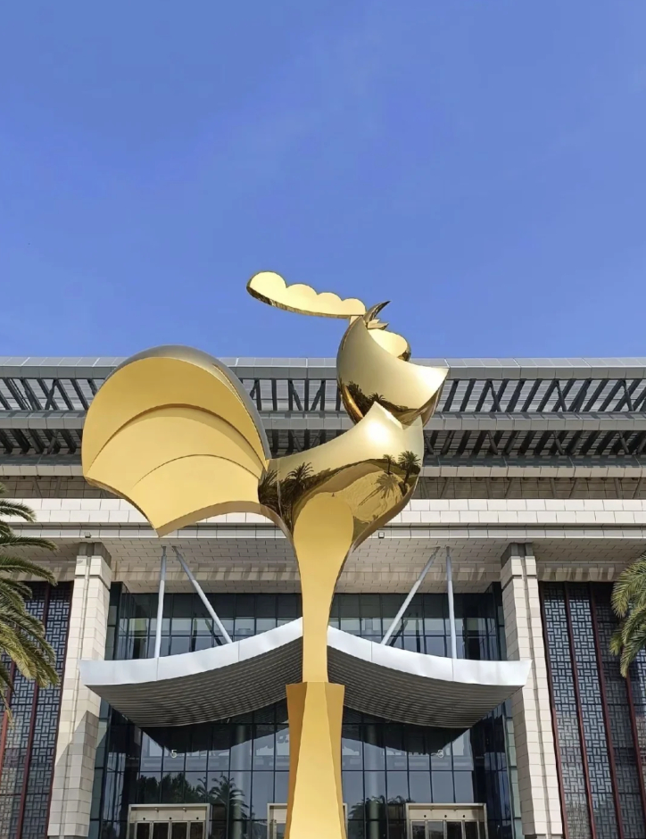 2025年中国金鸡百花电影节11月11日至15日在福建厦门举办，随处可见的金鸡元