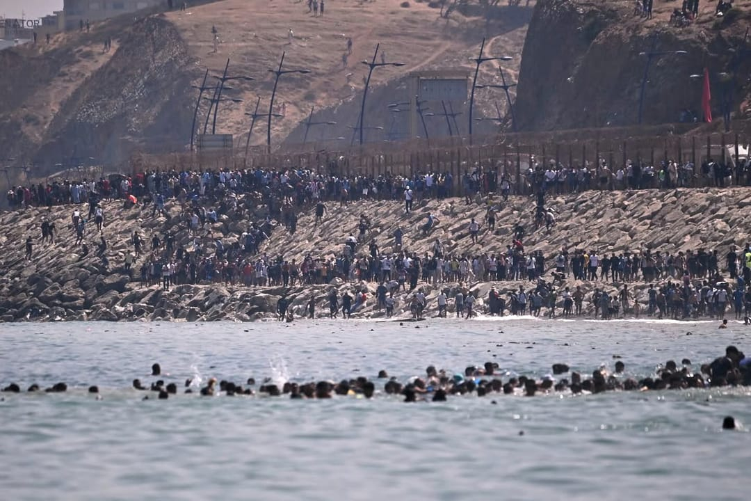 休达(Ceuta)位于北非摩洛哥北部海岸、直布罗陀海峡南岸；陆地全境被摩洛哥包围