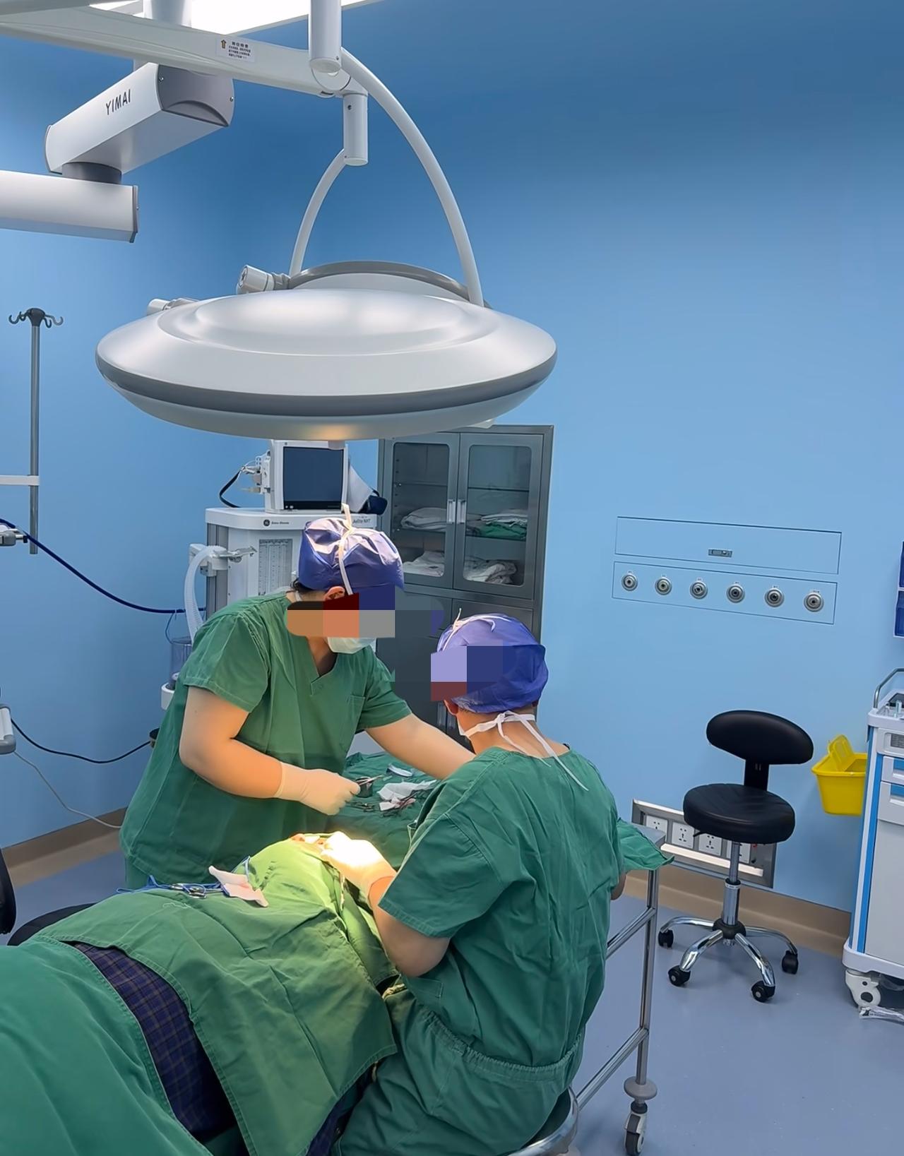 一位老医生说：
“现在没人把科室主任当一回事了，核心就两个字，不值。有技术肯带新