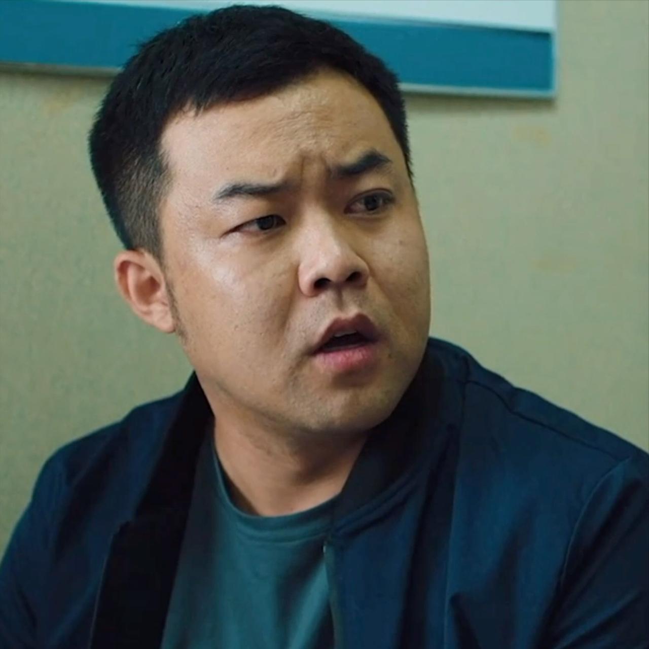 演员，崔志佳说，谈恋爱之后，我女朋友过节去我家里，出来后很难过，问我为啥不给压岁