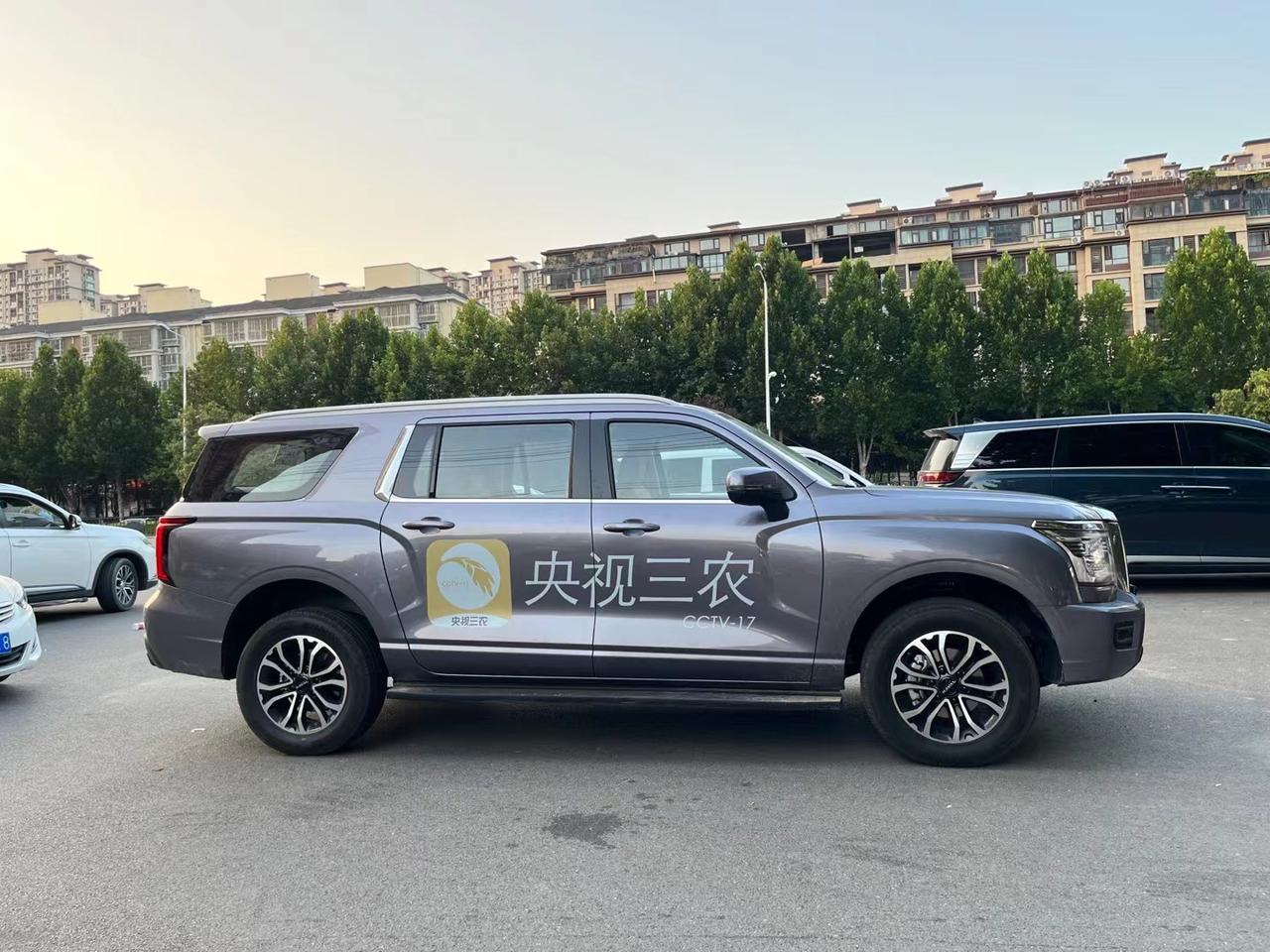 谁的车？哪来的？搞活动？还别说，这车用来当工具车才是它的原始属性。
哈弗H5已经