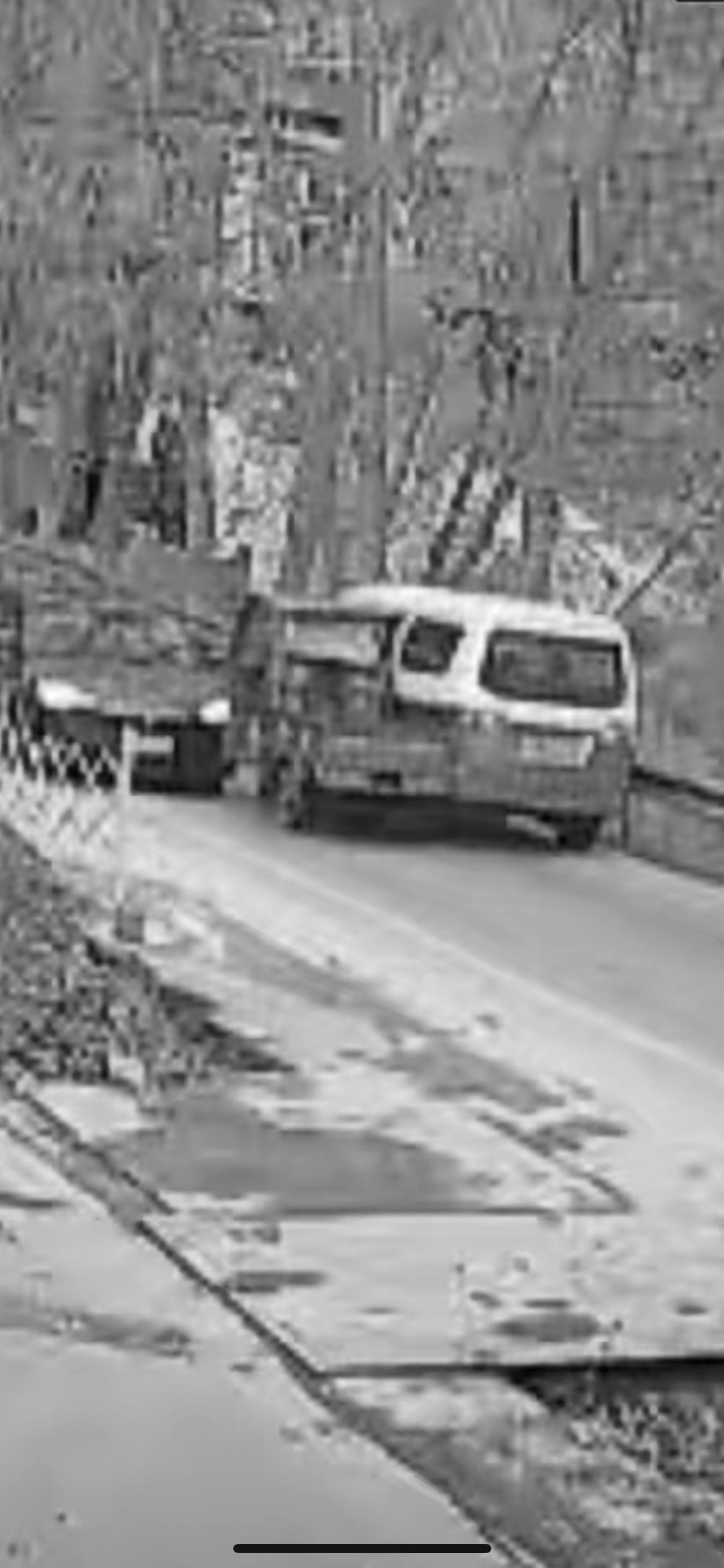 不具备条件强超车 三轮车负全责。近日，重庆酉阳县省道 306 线大溪镇大拱桥路段