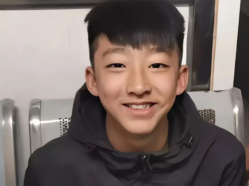 这个14岁的河南少年王泯燃6次只身倒立下到20米深的枯井里，救上来一个3岁女童。