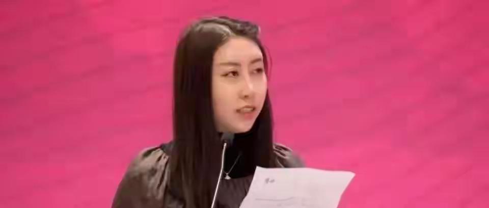一觉醒来，贾浅浅体面全无。
 
拖了好几年的争议，终于尘埃落定。
 
硕士学历，