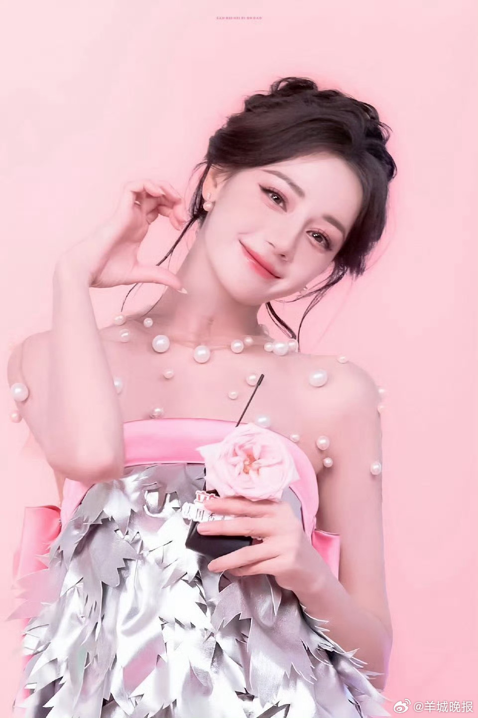 【谁的粉色系造型让你记忆犹新】粉色总被认为是“可爱”的代名词，其实粉色的装扮也可