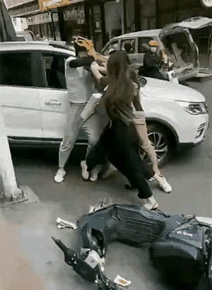 三英战吕布！男子骑电车与小车发生磕碰，结果小车上下来三个女人，一言不合，一男与三