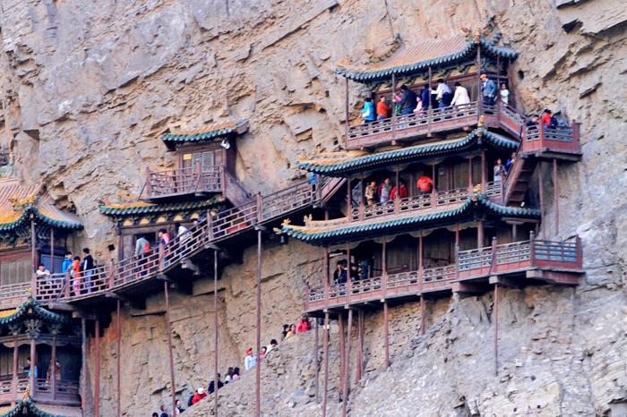 一米七三亲身实测悬空寺。
台阶太矮，双脚悬空。
护栏低到让人心里发毛。
看似危险