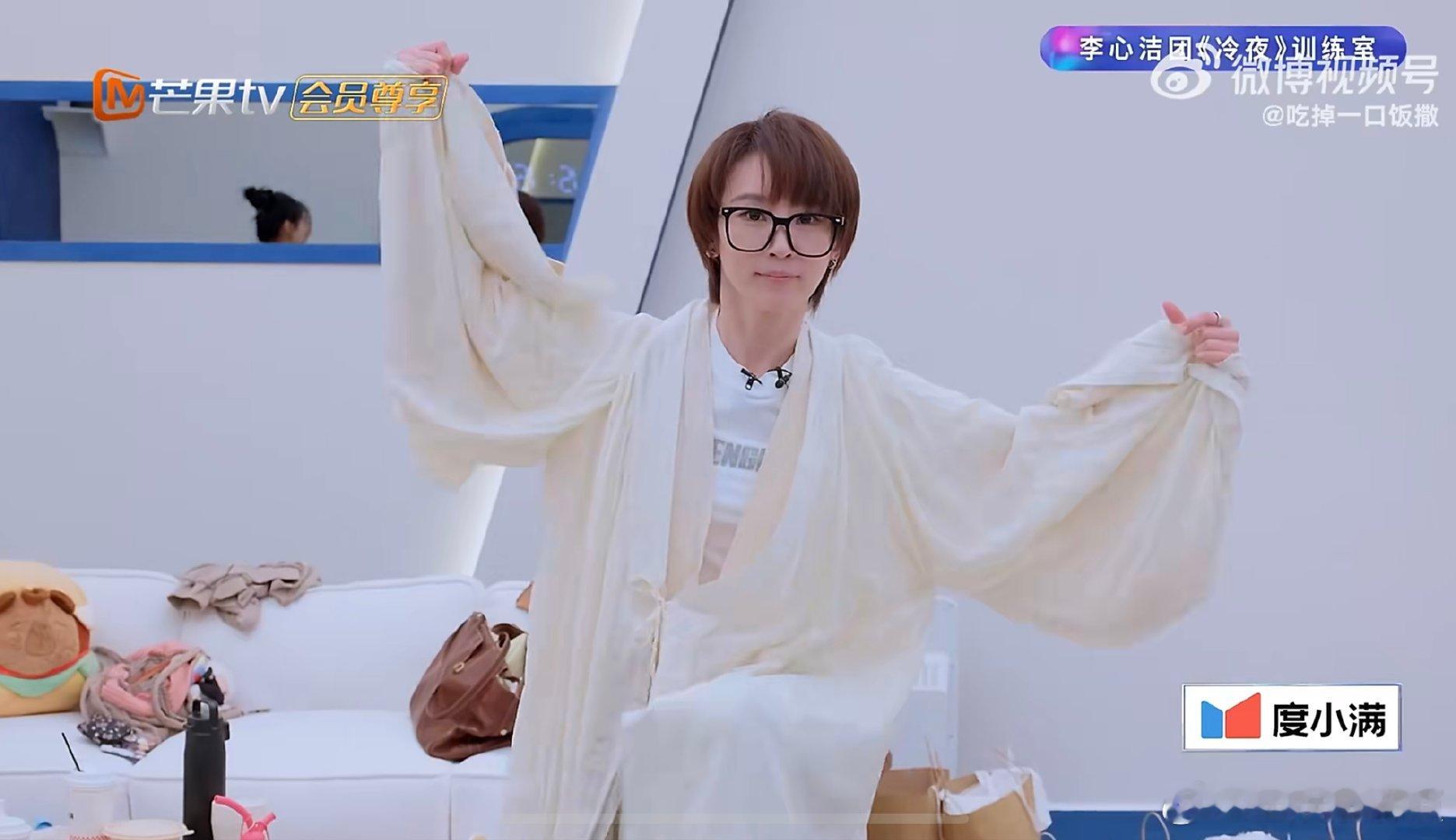 谢楠拿根棍更像孙悟空了 谢楠穿上汉服人山人海的谢楠承包全场笑点，汉服像悟空睡衣，