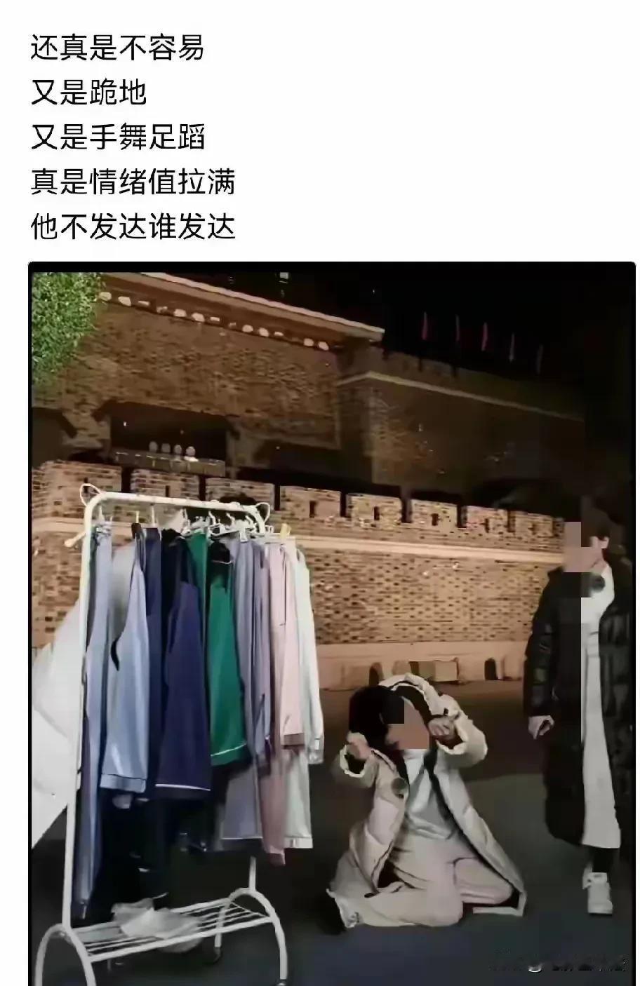 董宇辉部分粉丝认为李子柒的视频是虚假的，摆拍的，而董宇辉是真正的文化网红，因此李