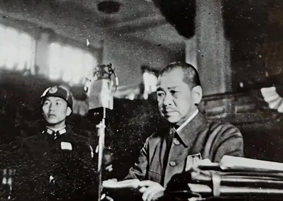 1939年长沙战场上，薛岳得知对面正是参与南京屠城的日军第六师团。中国士兵烧完纸