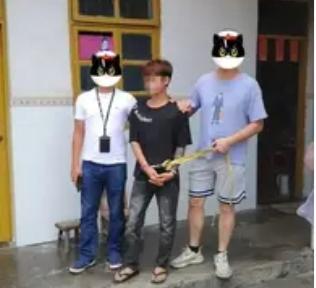 监控镜头清清楚楚对着客厅，小偷却旁若无人地翻箱倒柜，把现金首饰往兜里塞，这荒诞又